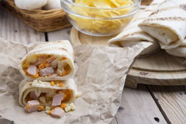Kahvaltıda yumurtalı burrito, çedar peyniri, mikroyeşillik ve kızarmış mu