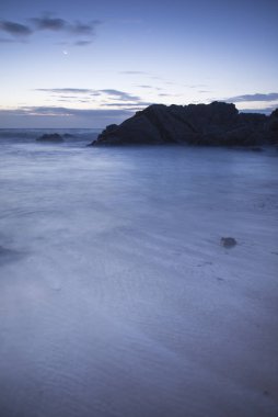 Deniz kıyısında taş