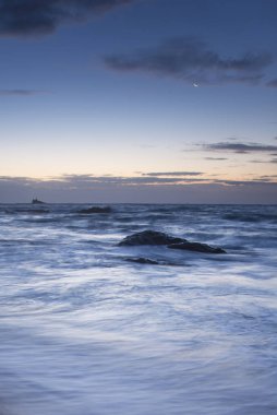 Deniz kıyısında taş