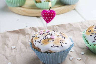 Özel gün için süslemeli kapkekler.