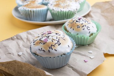 Özel gün için süslemeli kapkekler.