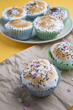 Özel gün için süslemeli kapkekler.