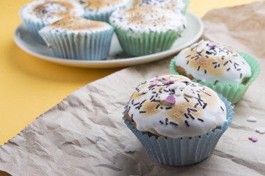 Özel gün için süslemeli kapkekler.