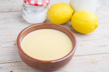 geleneksel Creme brulee üzerinde ahşap masa üzerinde seramik tabak