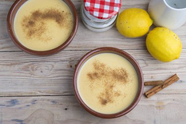 geleneksel Creme brulee üzerinde ahşap masa üzerinde seramik tabak