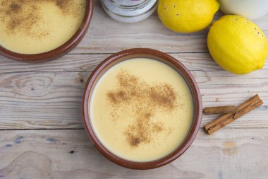 geleneksel Creme brulee üzerinde ahşap masa üzerinde seramik tabak