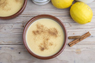 geleneksel Creme brulee üzerinde ahşap masa üzerinde seramik tabak