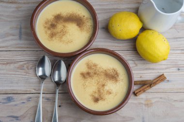 geleneksel Creme brulee üzerinde ahşap masa üzerinde seramik tabak