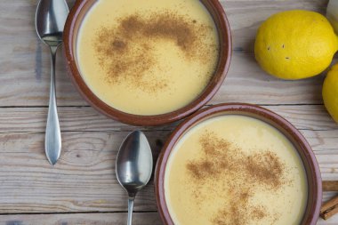 geleneksel Creme brulee üzerinde ahşap masa üzerinde seramik tabak