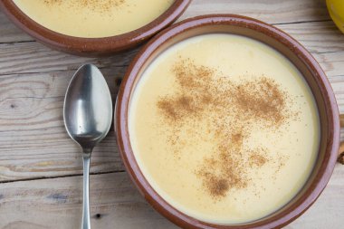 geleneksel Creme brulee üzerinde ahşap masa üzerinde seramik tabak