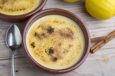 geleneksel Creme brulee üzerinde ahşap masa üzerinde seramik tabak