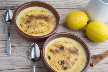 geleneksel Creme brulee üzerinde ahşap masa üzerinde seramik tabak