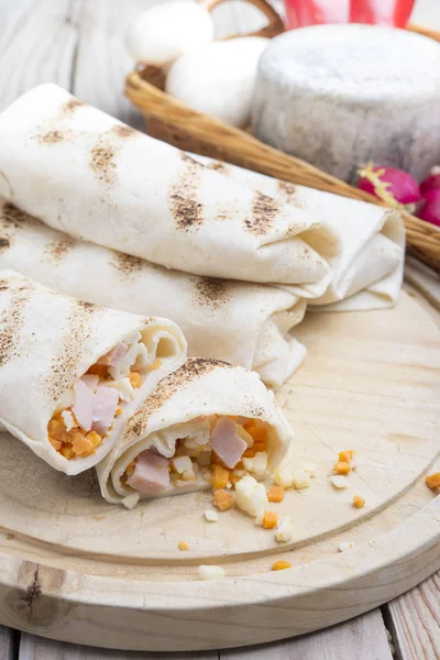 Kahvaltıda yumurtalı burrito, çedar peyniri, mikroyeşillik ve kızarmış mu