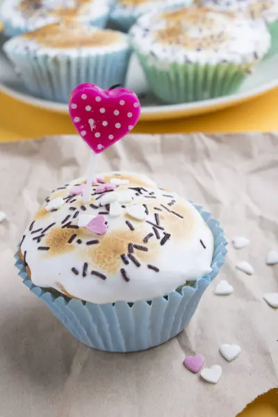 Cupcakes com decorações para o dia especial — Fotografia de Stock
