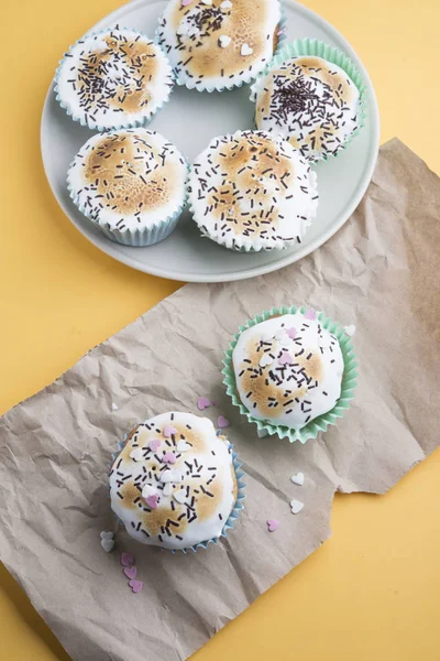 Cupcakes avec des décorations pour une journée spéciale — Photo