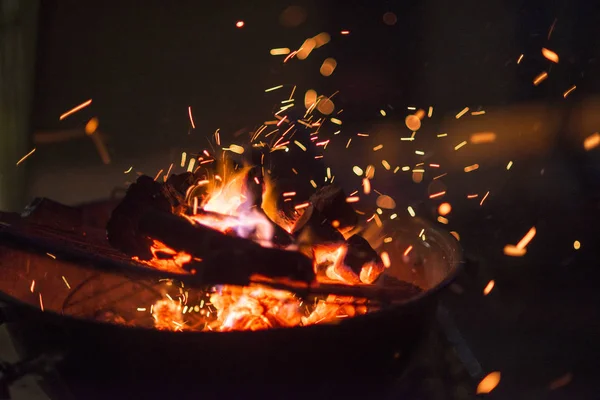 Carvão e chamas de um barbacue para utilização em segundo plano — Fotografia de Stock