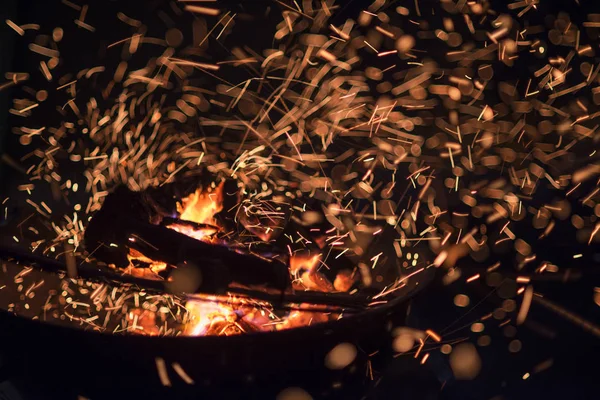 Charbons et flammes d'un barbacue à usage de fond — Photo