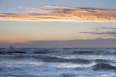 Deniz kıyısında taş