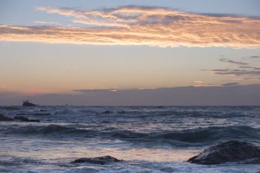 Deniz kıyısında taş