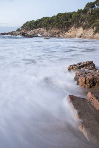 Piedra en la orilla del mar — Foto de Stock