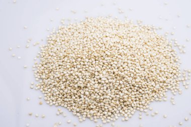 Beyaz arkaplanda sağlıklı beyaz kinoa tohumları