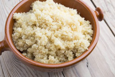  Bir kase pişmiş quinoa