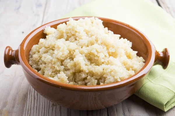 Quinoa cotta in una ciotola — Foto Stock