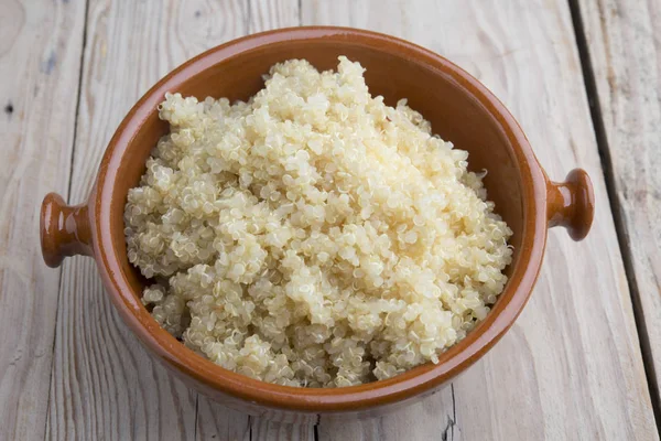 Quinoa cotta in una ciotola — Foto Stock