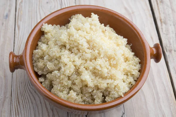 Quinoa cotta in una ciotola — Foto Stock