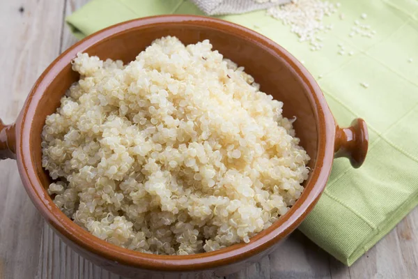 Quinoa gătit într-un castron — Fotografie, imagine de stoc