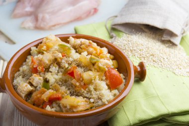 Sebzeli kinoa salatası. Superfood konsepti.