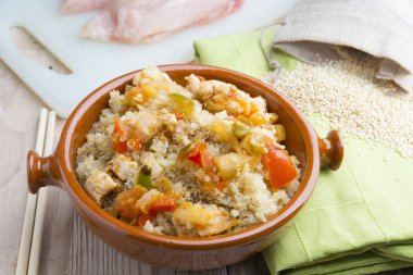 Sebzeli kinoa salatası. Superfood konsepti.