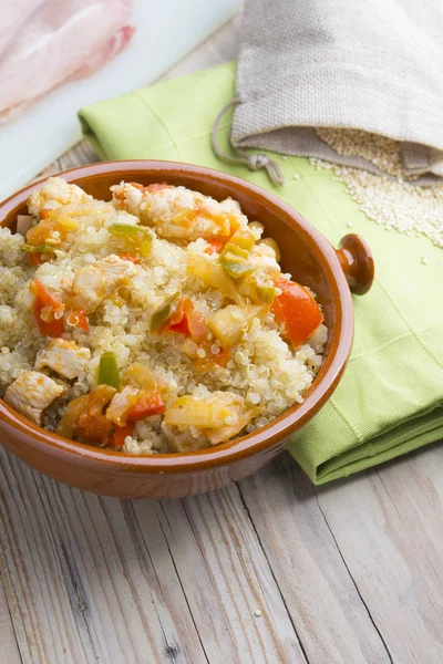 Quinoa-Salat mit Gemüse. Superfoods-Konzept — Stockfoto