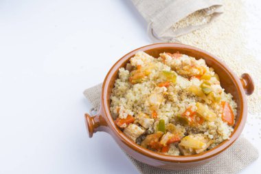 Kinoa mercimek salatası ve kase ile beyaz tabağın yüksek tuşlu görüntüsü