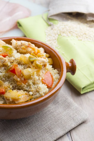 Quinoa-Salat mit Gemüse. Superfoods-Konzept — Stockfoto