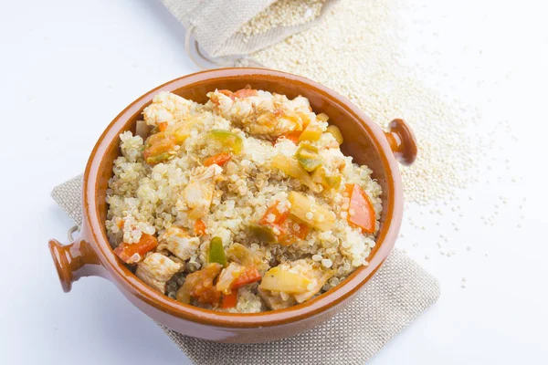 Hög nyckelbild av vit platta med quinoa linssallad och skål — Stockfoto