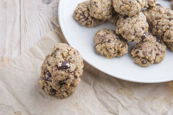 Bakstilleven van vers gebakken chocoladechips — Stockfoto