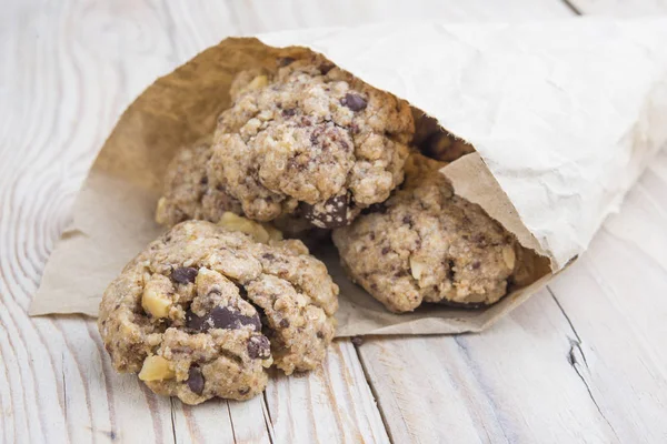 Cookies närbild med valnötter och choklad — Stockfoto