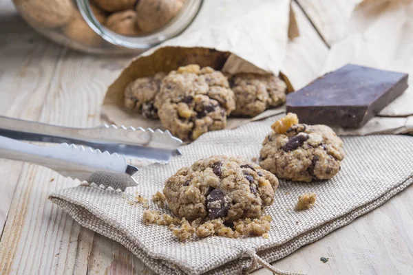 Huisgemaakte chocolade chip cookies met walnoten — Stockfoto
