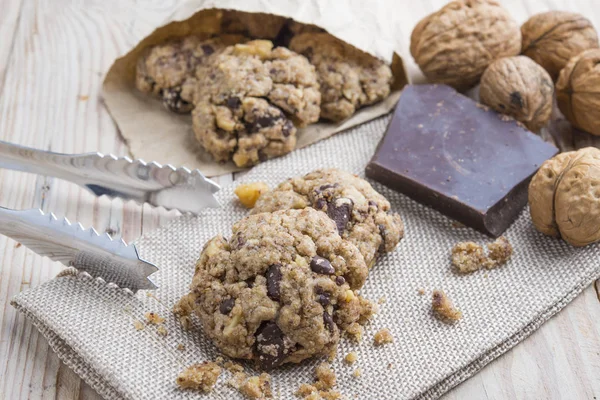 Domácí čokoláda čip cookies s ořechy — Stock fotografie
