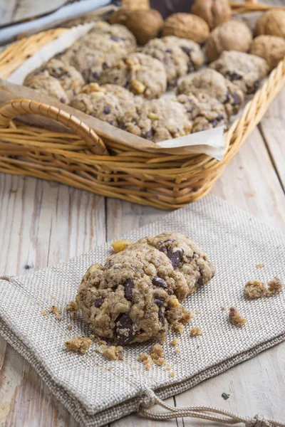 Zelfgemaakte chocolade walnoot koekjes met ingrediënten en keuken u — Stockfoto