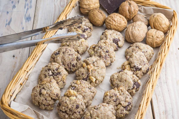 Domácí čokoládové ořechové sušenky se ingrediencemi a kuchyní u — Stock fotografie