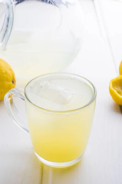 Agua y limón —  Fotos de Stock