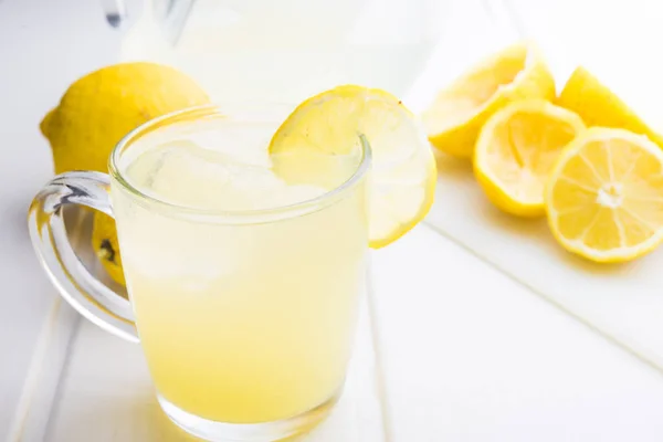 Vatten och citronsaft — Stockfoto