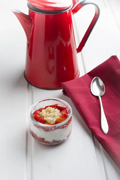 Breakfast healthy: quinoa,strawberry,yogurt and nuts — 스톡 사진