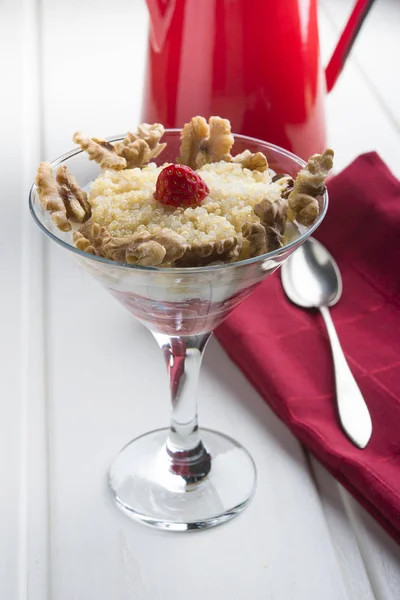 Quinoa, nozes, morango e yougurt, alimento saudável . — Fotografia de Stock