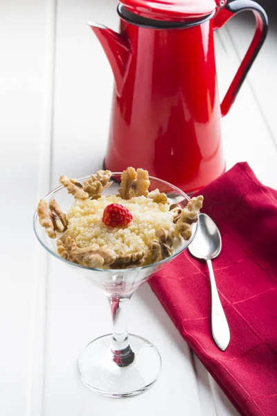 Quinoa, Nüsse, Erdbeeren und Joghurt, gesundes Essen. — Stockfoto