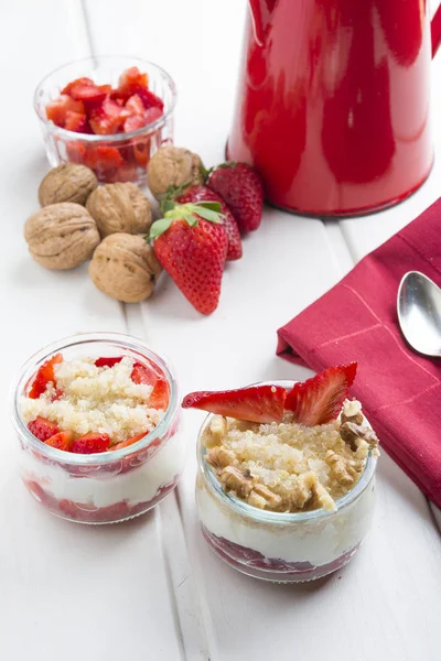 Dessert gesund, Quinoa, Erdbeere, Nüsse und Joghurt. — Stockfoto