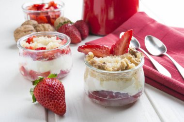 Tatlı Sağlıklı, kinoa, çilek, fındık ve yoğurt.