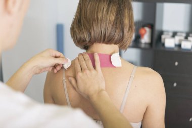 Güzel genç bir kadın güzellik merkezinde el masajıyla rahatlıyor.